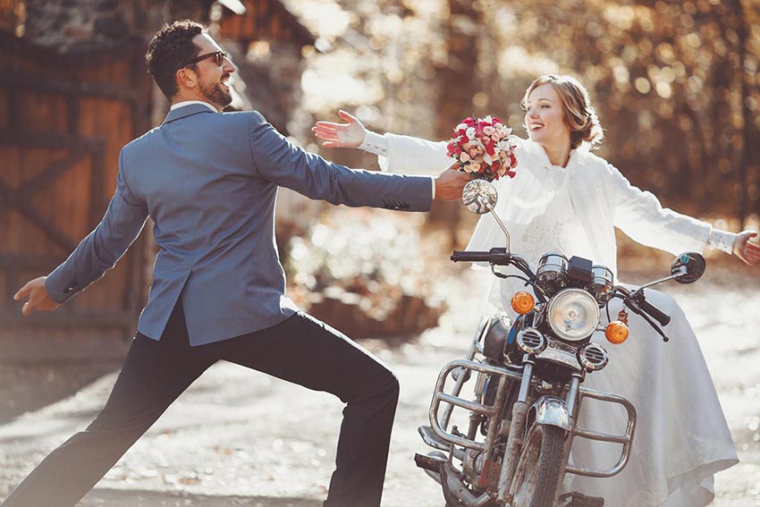 Nevesta na motorke, ženích jej podáva kvety