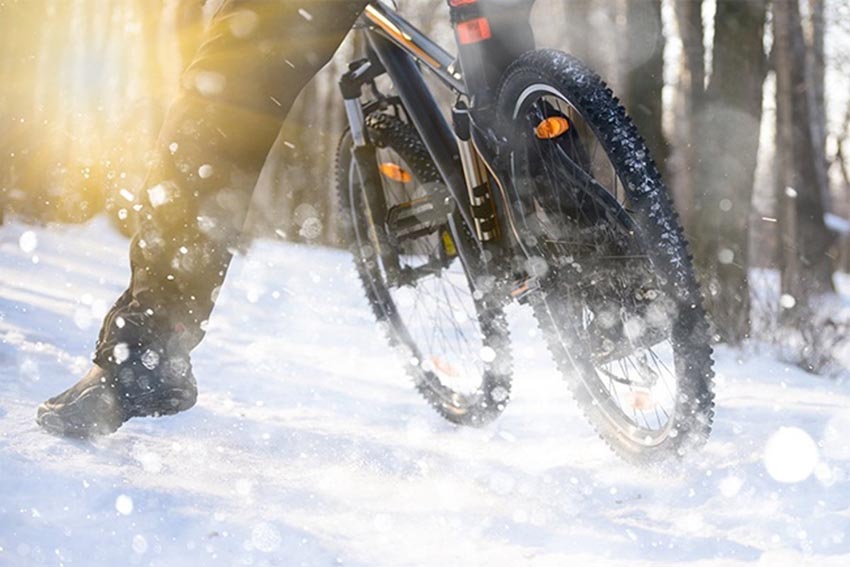 Zimný snowbiking na snehu v prírode