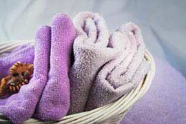 Fialové uteráky v prútenom koši