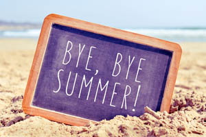 Ako zvládnuť septembrové tempo po prázdninách a koronavíruse? Pomôže kalendár s fotkami a správny uhol pohľadu tabuľka s nápisom bye bye summer