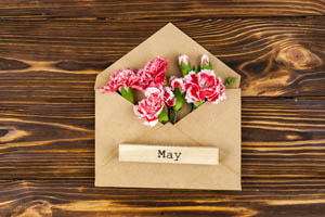 papierová obálka s kvetmi a nápisom May