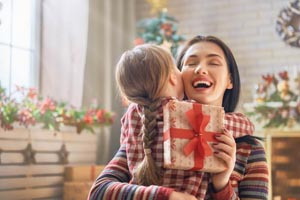Najkrajšie darčeky pre mamu nielen na Vianoce. Inšpirujete sa? mama sa objíma s dcérkou, ktorá jej dala darček