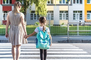 Návrat do školského kolotoča: Ako pripraviť deti na úspešný návrat do školy matka vedie dieťa do školy