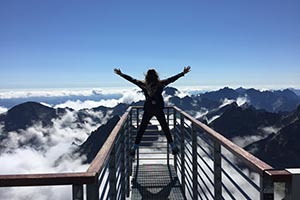 Turistka kochajúca sa výhľadom na Vysoké Tatry