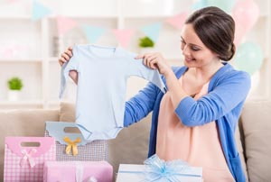Originálne detské body s potlačou vyčarí úsmev na tvári. Navrhnite si to svoje! budúca mamička drží v rukách detské body