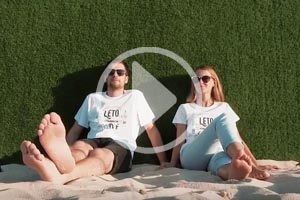 Náhľad videa – dievča a chlapec sedia na pláži