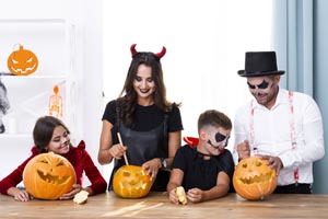 Rodinná párty na Halloween – zábava, akú ste ešte nezažili. Máte už svoje strašidelné tričko? rodina v maskách na Halloween