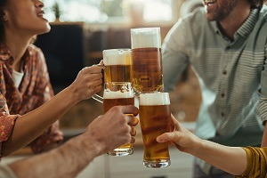 Unikátne darčeky pre pivných nadšencov: Spomeňte si na nich v Deň piva skupina pivných nadšencov